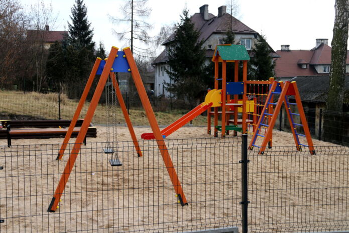 ​W Starachowicach powstały kolejne strefy do zabawy i ćwiczeń w plenerze