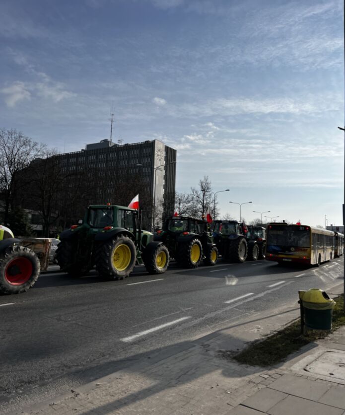 Protestujący rolnicy blokują  centrum Kielc