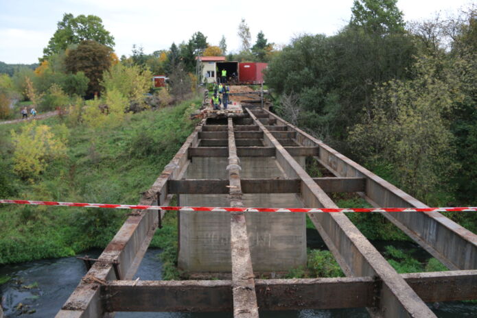 ​Trwają prace przy remoncie mostu na rzece Kamiennej w Starachowicach