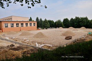 ​Przy Szkole Podstawowej nr 1 w Staszowie trwa budowa kompleksu boisk sportowych