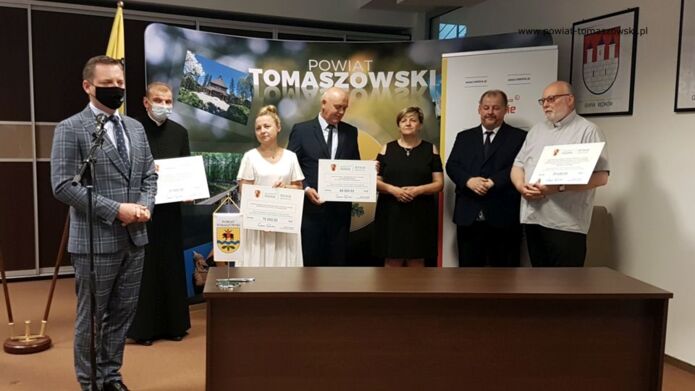 ​Promesy potwierdzające uzyskanie dotacji na remont obiektów zabytkowych w powiecie tomaszowskim przekazane