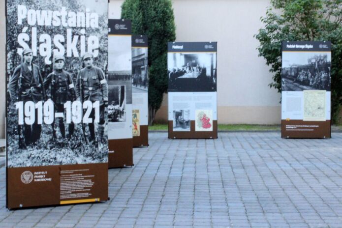 ​Wystawa pn. „Powstania śląskie 1919-1921” jest prezentowana na dziedzińcu Muzeum w Piotrkowie