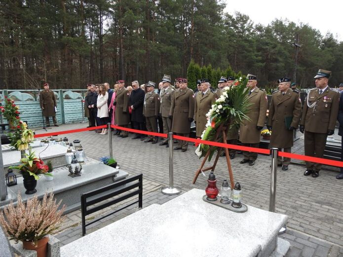 Uroczyste obchody rocznicy katastrofy smoleńskiej odbyły się przy grobie gen. Tadeusza Buka w Spale