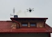 Dron do badania jakości dymu wydobywającego się z kominów nad piotrkowskimi budynkami